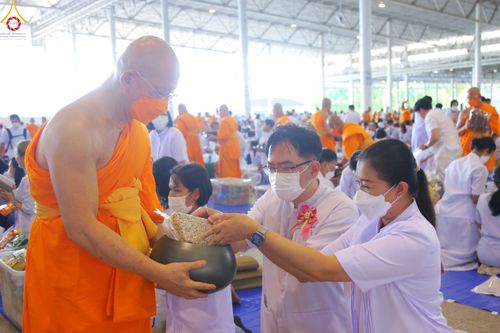 ภาพ No.82984:พิธีตักบาตร ณ บ้านแก้วเรือนทองคุณยายอาจารย์ฯ พิธีบูชาข้าวพระ ณ สภาธรรมกายสากล วัดพระธรรมกาย ในวันอาทิตย์ต้นเดือนที่ 2 ก.ค. พ.ศ.2566