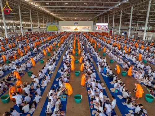 ภาพ No.215207:วันอาทิตย์ต้นเดือนที่ 6 เมษายน พ.ศ. 2568 พิธีตักบาตรข้าวสารอาหารแห้ง ณ บ้านแก้วเรือนทองคุณยาย สภาธรรมกายสากล วัดพระธรรมกาย