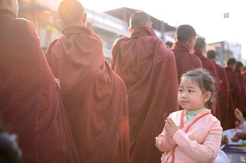 ภาพ No.15850:ประมวลภาพตักบาตรพระ 3 แผ่นดิน พระ 10,000 รูป ปีที่ 2 จ.เชียงราย