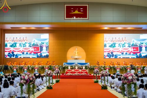 ภาพ No.86257:วันธรรมชัย ปีที่ 55 พิธีทอดผ้าป่ากฐินสมทบครั้งที่1, พิธีเจริญพุทธมนต์ ลูกนิมิตมหาสมบัติฯ พิธีจุดประทีป,พิธีฉลองชัยสวดมนต์บทธัมมจักกัปปวัตนสูตร วันอาทิตย์ที่ 27 สิงหาคม พ.ศ.2566 ณ สภาธรรมกายสากล / มหารัตนวิหารคด วัดพระธรรมกาย