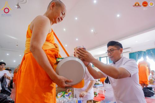 ภาพ No.283537:วันอาทิตย์ที่ 21 ธันวาคม  2568 พิธีบิณฑบาตฉลองสามเณรใหม่ ประเทศอินโดนีเซีย