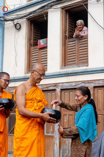 ภาพ No.317238:วันอังคารที่ 31 มีนาคม พ.ศ.2569 จาริกบิณฑบาตแห่งศรัทธา จากวัดอเชศวรสู่สี่แยกปาตันและวัดศรี ประเทศเนปาล