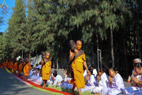 ภาพ No.110362:พิธีต้อนรับพระธรรมยาตรา ในโครงการธรรมยาตรากตัญญูบูชา มหาปูชนียาจารย์ พระมงคลเทพมุนี(สด จนฺทสโร) พระผู้ปราบมาร อนุสรณ์สถาน 7 แห่ง ปีที่ 12 วันที่ 11 มกราคม พ.ศ. 2567 ณ อนุสรณ์สถานลำดับที่ 3 สถานที่เกิดใหม่ในเพศสมณะ วัดสองพี่น้อง จ.สุพรรณบุรี