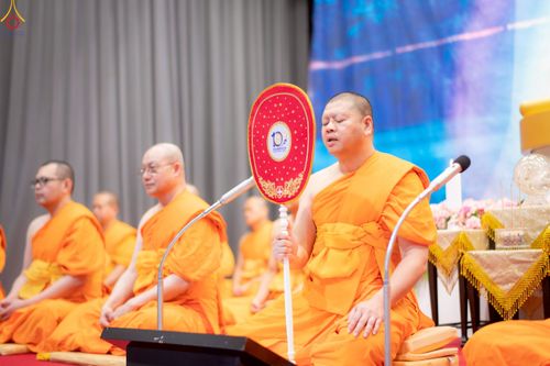 ภาพ No.256010:วันที่ 12 ตุลาคม พ.ศ. 2568 พิธีทอดกฐินวัดพระธรรมกายสวิตเซอร์แลนด์  ณ หอประชุมโรงเรียน Obergoldbach เมือง Bern ประเทศสวิตเซอร์แลนด์