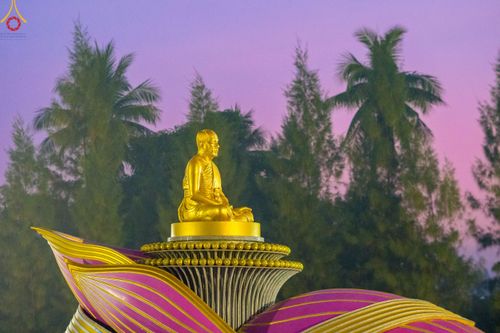 ภาพ No.110213:พิธีตักบาตรพระธรรมยาตราฯ ในโครงการธรรมยาตรากตัญญูบูชา มหาปูชนียาจารย์ พระมงคลเทพมุนี(สด จนฺทสโร) พระผู้ปราบมาร ปีที่ 12 ณ อนุสรณ์สถานลำดับที่ 2 สถานที่ตั้งมโนปณิธานบวชตลอดชีวิต อนุสรณ์สถานบางนางแท่น จ.นครปฐม วันที่ 11 มกราคม พ.ศ. 2567