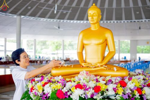 ภาพ No.217487:วันจันทร์ที่ 14 เมษายน พ.ศ. 2568 กิจกรรมสรงน่ำพระ สั่งสมบุญเนื่องในเทศกาลสงกรานต์ 14-16 เมษายน พ.ศ.2568 เวลา 06:00-13:00 น. ณ หอฉันคุณยายอาจารย์ฯ วัดพระธรรมกาย