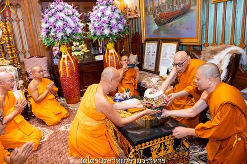 ภาพ No.145840:คณะสงฆ์วัดพระธรรมกาย ทำวัตรพระผู้ใหญ่ ในเทศกาลเข้าพรรษา วันจันทร์ที่ 22 กรกฎาคม พ.ศ. 2567