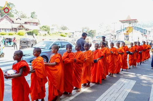 ภาพ No.225622:วันที่ 5 พฤษภาคม พ.ศ. 2568 พิธีบิณฑบาตรอบเมืองนูวราอิลิย่า ฉลองเทศกาลวิสาขบูชา แห่งชาติประเทศศรีลังกา