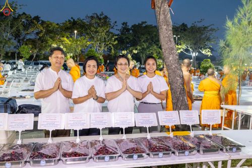 ภาพ No.188881:พิธีถวายภัตตาหารเป็นสังฆทาน แด่พระธรรมยาตรา ในโครงการธรรมยาตรา กตัญญูบูชา มหาปูชนียาจารย์ พระมงคลเทพมุนี(สด จนฺทสโร) พระผู้ปราบมาร ปีที่ 13 ณ อนุสรณ์สถานมหาวิหารพระมงคลเทพมุนี (โลตัสแลนด์) อ.สองพี่น้อง จ.สุพรรณบุรี วันที่ 4 มกราคม พ.ศ.2568