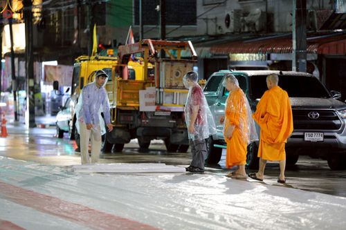 ภาพ No.245793:วันที่ 13-14 กันยายน พ.ศ. 2568 เจ้าหน้าที่ทุกสถานะ ทุกส่วนงาน ร่วมแรงร่วมใจ ปฏิบัติหน้าที่ เตรียมงาน เก็บงาน ตักบาตรพระ 555 รูป อ.เบตง จยะลา