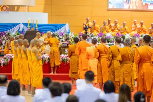 ภาพ No.147022:พิธีมุทิตาสักการะพระภิกษุ ผู้สอบได้เปรียญธรรม 9 ประโยคระดับโลกปีที่ 36, พิธีมอบโล่เกียรติยศและทุนการศึกษา สำนักเรียนบาลีดีเด่นทั่วประเทศ, พิธีถวายมหาสังฆทานคณะสงฆ์ 2,000 กว่าวัด ทั่วประเทศ ปีที่ 24, พิธีถวายไทยธรรมคณะสงฆ์ 323 วัด 4 จังหวัดชายแดนภาคใต้