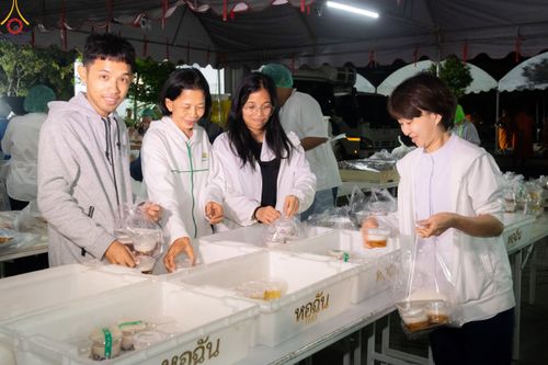 ภาพ No.189383:พิธีถวายภัตตาหารเป็นสังฆทาน แด่พระธรรมยาตรา ในโครงการธรรมยาตรา กตัญญูบูชา มหาปูชนียาจารย์ พระมงคลเทพมุนี(สด จนฺทสโร) พระผู้ปราบมาร อนุสรณ์สถาน 7 แห่ง ปีที่ 13 ณ อนุสรณ์สถานมหาวิหารพระมงคลเทพมุนี (โลตัสแลนด์) อ.สองพี่น้อง จ.สุพรรณบุรี วันที่ 5 มกราคม 2568