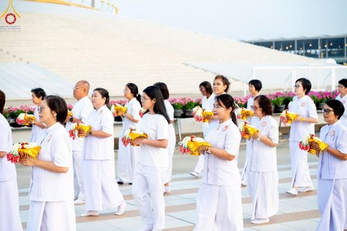 ภาพ No.214920:วันเสาร์ที่ 5 เมษายน พ.ศ. 2568 พิธีเวียนประทักษิณรอบพระมหาธรรมกายเจดีย์  พิธีวันทาเจดีย์ พิธีขอขมาและมอบผ้าไตร ในโครงการบรรพชาสามเณรฟื้นฟูพระพุทธศาสนาทั่วไทย , โครงการหน่อแก้วเปรียญธรรม รุ่นที่ 13 ,  โครงการสามเณรยุวธรรมทายาท รุ่นที่ 33 , โครงการสามเณรมั