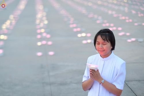 ภาพ No.223931:วันวิสาขบูชา วันอาทิตย์ที่ 11 พฤษภาคม พ.ศ. 2568 พิธีจุดวิสาขประทีป ,  พิธีเวียนประทักษิณรอบพระมหาธรรมกายเจดีย์ , พิธีฉลองชัยสวดมนต์บทธัมมจักกัปปวัตตนสูตร ครบ 7,357,000,000 จบ ณ มหารัตนวิหารคด วัดพระธรรมกาย