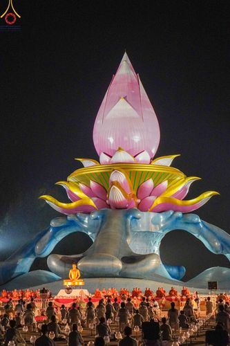 ภาพ No.175916:พิธีจุดประทีปโคมลาน, โคมลอยและลอยกระทง ถวายประทีปเป็นพุทธบูชา สร้างความสว่างไสวให้กับแผ่นดินด้วยแสงธรรม วันที่ 15 พฤศจิกายน พ.ศ. 2567 ณ พุทธอุทยานนานาชาติ อ.โพนพิสัย จ.หนองคาย