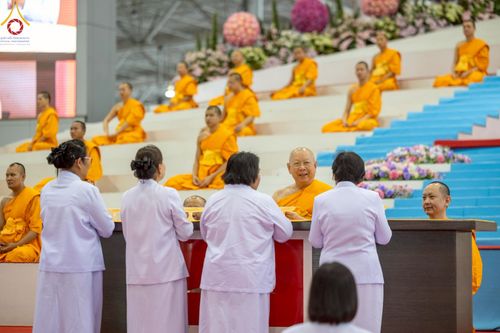 ภาพ No.219373:วันอังคารที่ 22 เมษายน พ.ศ. 2568 พิธีมอบปัจจัยช่วยเหลือครู 4 จังหวัดชายแดนภาคใต้ , พิธีกล่าวคำถวายอุปกรณ์ เพื่อเตรียมการต้อนรับคณะสงฆ์ฯ , พิธีกล่าวคำถวายภัตตาหารเป็นสังฆทาน , คณะสงฆ์ฉันภัตตาหารเพล  เนื่องในวันคุ้มครองโลก พิธีถวายมหาสังฆทานแด่คณะสงฆ์