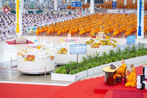 ภาพ No.258097:วันอาทิตย์ที่ 5 ตุลาคม พ.ศ. 2568 พิธีบูชาข้าวพระ ณ สภาธรรมกายสากล วัดพระธรรมกาย