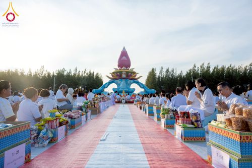 ภาพ No.250511:วันพุธที่ 8 ตุลาคม พ.ศ. 2568 พิธีตักบาตรเทโวโรหณะ ณ ลานธรรมปทุมรัตน์ธรรมเจดีย์ พุทธอุทยานนานาชาติ อ.โพนพิสัย จ.หนองคาย