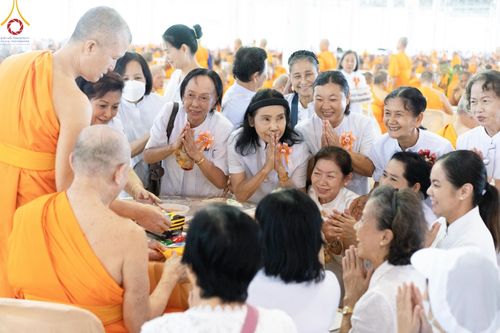 ภาพ No.160999:พิธีถวายภัตตาหารเมนูสวรรค์ ในพรรษาแห่งการเข้าถึงธรรม วันที่ 10 ตุลาคม พ.ศ. 2567 ณ สภาธรรมกายสากล วัดพระธรรมกาย