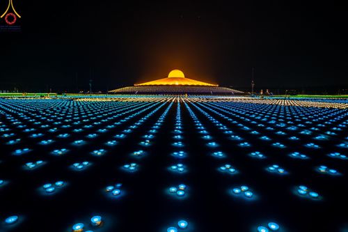 ภาพ No.59848:คณะสงฆ์และสาธุชนร่วมใจกัน สวดมนต์บทธัมมจักกัปปวัตนสูตร ครบ 6,315,808,080 จบ และจุดประทีปแปรอักษร ถวายเป็นพุทธบูชา เนื่องในวาระ "ฉลองอายุวัฒนมงคล 80 ปี หลวงพ่อธัมมชโย" ณ ลานธรรม มหารัตนวิหารคด วัดพระธรรมกาย