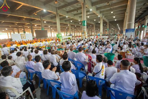 ภาพ No.115441:พิธีตักบาตรฉลองพระใหม่ ในโครงการอุปสมบทหมู่บูชาธรรม 115 ปี คุณยายอาจารย์มหารัตนอุบาสิกาจันทร์ ขนนกยูง วันที่ 19  มกราคม พ.ศ. 2567 ณ มหารัตนวิหารคด วัดพระธรรมกาย