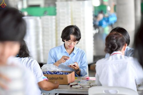 ภาพ No.239952:วันที่ 20-23 สิงหาคม พ.ศ. 2568 การเตรียมงานวันธรรมชัย ใส่ถ่านประทีป LED ที่วิหารคด 7 และ 25 วัดพระธรรมกาย