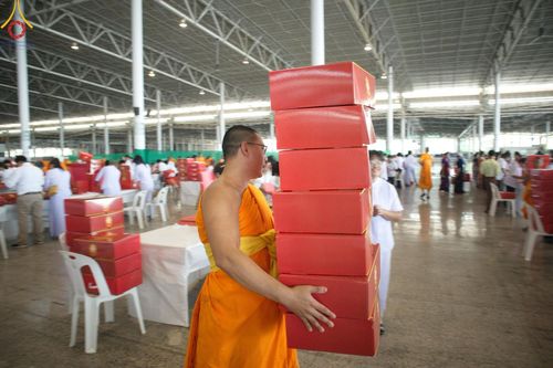 ภาพ No.210843:วันที่ 15 มีนาคม พ.ศ. 2568  บุญบรรจุกล่องไทยธรรม เพื่อถวายแด่พระสังฆาธิการ 40,000 กว่าวัดทั่วไทย ในวันคุ้มครองโลก 22 เมษายน พ.ศ. 2568
