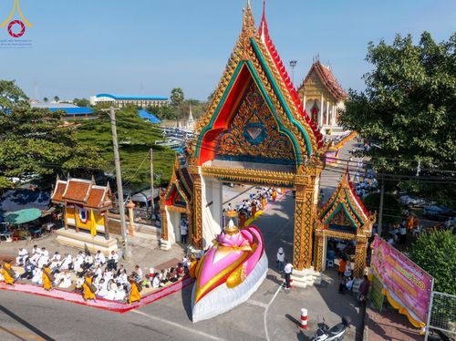 ภาพ No.107830:พิธีต้อนรับพระธรรมยาตรา ในโครงการธรรมยาตรากตัญญูบูชา มหาปูชนียาจารย์ พระมงคลเทพมุนี(สด จนฺทสโร) พระผู้ปราบมาร อนุสรณ์สถาน 7 แห่ง ปีที่ 12 วันที่ 7 มกราคม พ.ศ. 2567 ณ อนุสรณ์สถานคลองบางนางแท่น  อ.สามพราน จ.นครปฐม
