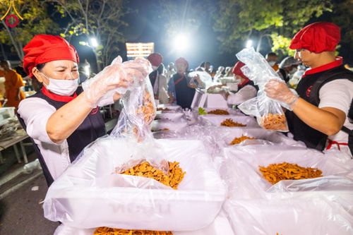 ภาพ No.110659:พิธีถวายภัตตาหารเป็นสังฆทาน แด่คณะพระธรรมยาตราฯ ในโครงการธรรมยาตรากตัญญูบูชา มหาปูชนียาจารย์ พระมงคลเทพมุนี(สด จนฺทสโร) พระผู้ปราบมาร อนุสรณ์สถาน 7 แห่ง ปีที่ 12 วันที่ 12 มกราคม พ.ศ. 2567 ณ อนุสรณ์สถานมหาวิหารพระมงคลเทพมุนี(โลตัสแลนด์) อ.สองพี่น้อง จ.สุ