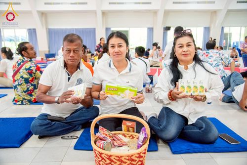 ภาพ No.218020:วันอาทิตย์ที่ 13 เมษายน พ.ศ. 2568 พิธีตักบาตรฉลองสามเณรใหม่ 75 รูป เนื่องในวันสงกรานต์ (โครงการบรรพชาสามเณรฟื้นฟูพระพุทธศาสนาทั่วไทย ประจำปีพุทธศักราช 2568) ณ ศูนย์ปฏิบัติธรรมระยอง(บ้านช่องลม) ตำบลบางบุตร อำเภอบ้านค่าย จังหวัดระยอง