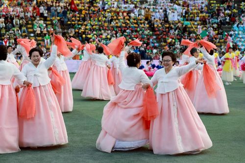 ภาพ No.229527:วันเสาร์ที่ 26 เมษายน พ.ศ. 2568 คณะพระภิกษุสามเณรในโครงการบรรพชาหมู่ 81 รูป  วัดภาวนาโซล ประเทศเกาหลีใต้ ได้ร่วมกับคณะสาธุชนคนไทยในเกาหลีใต้  ร่วมกันเดินขบวนอัญเชิญโคมดอกบัว  เพื่อบูชาแด่องค์สมเด็จพระสัมมาสัมพุทธเจ้า  ในงานเทศกาลวิสาขบูชานานาชาติ ประจำปี