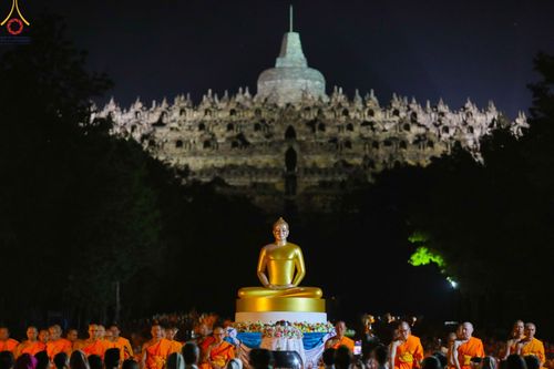 ภาพ No.104181:พิธีจุดประทีป ถวายเป็นพุทธบูชา สามเณรธรรมทายาทชาวอินโดนีเซียกว่า 1,000 รูป ณ มหาเจดีย์บุโรพุทโธ ประเทศอินโดนีเซีย ในวันที่ 23 ธันวาคม พ.ศ. 2566