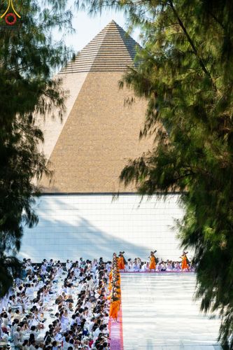 ภาพ No.193227:พิธีต้อนรับพระธรรมยาตรา ณ อนุสรณ์สถาน สถานที่เกิดในเพศสมณะ วัดสองพี่น้อง อำเภอสองพี่น้อง จังหวัดสุพรรณบุรี ในโครงการธรรมยาตรา กตัญญูบูชา มหาปูชนียาจารย์ พระมงคลเทพมุนี(สด จนฺทสโร) พระผู้ปราบมาร อนุสรณ์สถาน 7 แห่ง ปีที่ 13 วันที่ 11 มกราคม พ.ศ. 2568