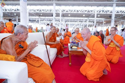 ภาพ No.235903:วันที่ 3 สิงหาคม พ.ศ. 2568 ภาพบรรยากาศ การต้อนรับปฎิสันถาร ของคณะสงฆ์ ในวันสมาธิโลก พิธีถวายมหาสังฆทาน 2,000 กว่าวัด ณ วัดพระธรรมกาย