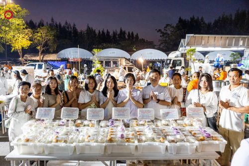 ภาพ No.108422:ถวายภัตตาหารเป็นสังฆทาน แด่คณะพระธรรมยาตราฯ ในโครงการธรรมยาตรากตัญญูบูชา มหาปูชนียาจารย์ พระมงคลเทพมุนี(สด จนฺทสโร) พระผู้ปราบมาร อนุสรณ์สถาน 7 แห่ง ปีที่ 12 วันที่ 7 มกราคม พ.ศ. 2567 ณ อนุสรณ์สถานโลตัสแลนด์ จ.สุพรรณบุรี