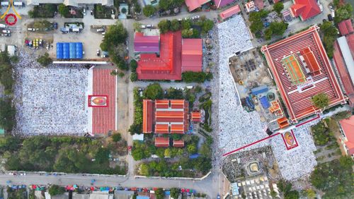 ภาพ No.112140:พิธีจุดประทีปถวายเป็นพุทธบูชา และบูชาธรรมมหาปูชนียาจารย์ พระมงคลเทพมุนี(สด จนฺทสโร) ในโครงการธรรมยาตรา กตัญญูบูชา มหาปูชนียาจารย์ พระมงคลเทพมุนี(สด จนฺทสโร) พระผู้ปราบมาร อนุสรณ์สถาน 7 แห่ง ปีที่ 12 วันที่ 14 มกราคม พ.ศ. 2567 ณ วัดสองพี่น้อง อ.สองพี่น้อง