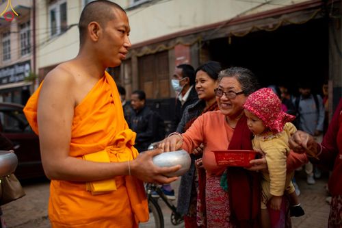 ภาพ No.80202:สามเณรในโครงการบรรพชาสามเณรหมู่ รับบิณฑบาตจากญาติโยมสาธชุน บริเวณชุมชน Patan และ Thamel กรุงกาฐมาณฑุ ประเทศเนปาล วันที่ 31 มีนาคม พ.ศ. 2566