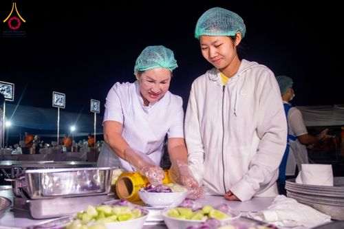 ภาพ No.193564:สาธุชนถวายภัตตาหารเป็นสังฆทาน แด่พระธรรมยาตรา ณ อนุสรณ์สถานคลองบางนางแท่น อ.สามพราน จ.นครปฐม ในโครงการธรรมยาตรา กตัญญูบูชา มหาปูชนียาจารย์ พระมงคลเทพมุนี(สด จนฺทสโร) พระผู้ปราบมาร อนุสรณ์สถาน 7 แห่ง ปีที่ 13 วันที่ 11 มกราคม พ.ศ. 2568