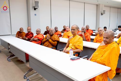 ภาพ No.222529:วันที่ 21 เมษายน พ.ศ. 2568 หลวงพ่อทัตตชีโวต้อนรับคณะสงฆ์ศรีลังกา ณ อาคาร 100 ปี คุณยายมหารัตนอุบาสิกาจันทร์ ขนนกยูง วัดพระธรรมกาย