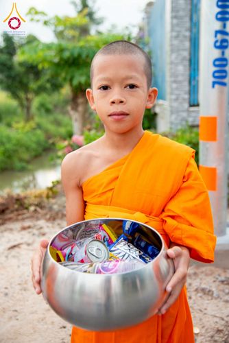 ภาพ No.217906:วันศุกร์ที่ 11 เมษายน พ.ศ. 2568 พระและสามเณร 99 รูป จากศูนย์ปฏิบัติธรรมระยอง(บ้านช่องลม) บิณฑบาต ณ ทุ่งปอเทือง ต.บางบุตร อ.บ้านค่าย จ.ระยอง เพื่อเป็นการฝึกสามเณรภาคฤดูร้อน ผ่านกิจวัตรบิณฑบาตในพื้นที่ชุมชน