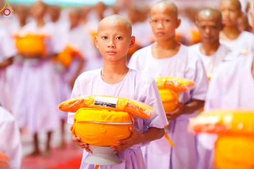 ภาพ No.103070:พิธีขอขมา มอบบาตรและผ้าไตร ธรรมทายาทชาวอินโดนีเซียกว่า 1,000 คน ณ มหาเจดีย์บุโรพุทโธ ประเทศอินโดนีเซีย ในวันที่ 19 ธันวาคม พ.ศ. 2566