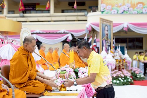 ภาพ No.241855:วันอาทิตย์ที่ 31 สิงหาคม พ.ศ. 2568 พิธีทำบุญแด่คณะสงฆ์ 122 รูป ฉลอง 121 ปี อำเภอคลองหลวง จ.ปทุมธานี เพื่อนำส่งช่วยเหลือคณะสงฆ์ 323 วัด 4 จังหวัดชายแดนภาคใต้ และช่วยเหลือประชาชนจากเหตุปะทะ แนวชายแดนไทย-กัมพูชา ณ บริเวณหน้าที่ว่าการอำเภอคลองหลวง 