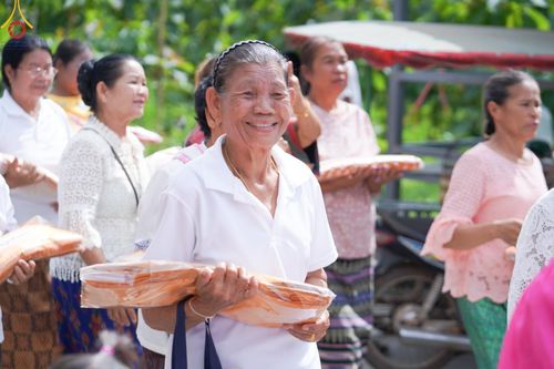 ภาพ No.168476:พิธีทอดกฐิน ณ วัดป่าศรีสุวรรณ จ.ชัยภูมิ ในโครงการกฐินสามัคคีทั่วไทย 30,000 วัด บูชาธรรม 80 ปี หลวงพ่อธัมมชโย โดยคณะศิษยานุศิษย์วัดพระธรรมกาย วันที่ 20 ตุลาคม พ.ศ. 2567