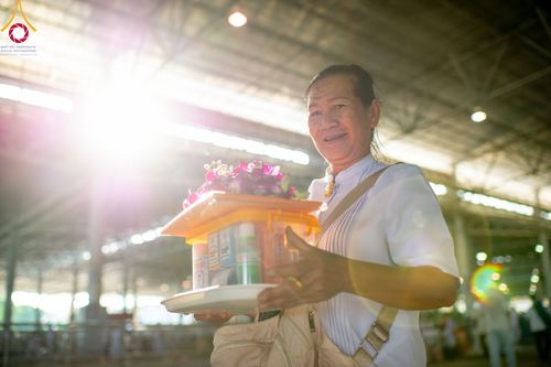 ภาพ No.92081:พิธีตักบาตร ในวันทอดกฐินสามัคคี ประจำปีพุทธศักราช 2566 วันอาทิตย์ต้นเดือนที่ 5 พฤศจิกายน พ.ศ. 2566 ณ สภาธรรมกายสากล วัดพระธรรมกาย จ.ปทุมธานี