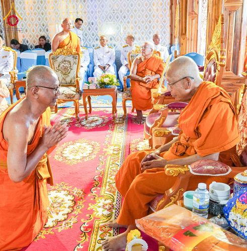ภาพ No.146728:พิธีต้อนรับสัญญาบัตร พัดยศ ผ้าไตร ในโอกาสที่พระบาทสมเด็จพระเจ้าอยู่หัว ทรงพระกรุณาโปรดพระราชทานสัญญาบัตรตั้งสมณศักดิ์ พระวิมลศาสนวิเทศ (สำรวจ กมโล) เจ้าอาวาสวัดไทยนอร์เวย์ เป็นพระราชาคณะชั้นราช ในราชทินนามที่ “พระราชวชิรศาสนวิเทศ”