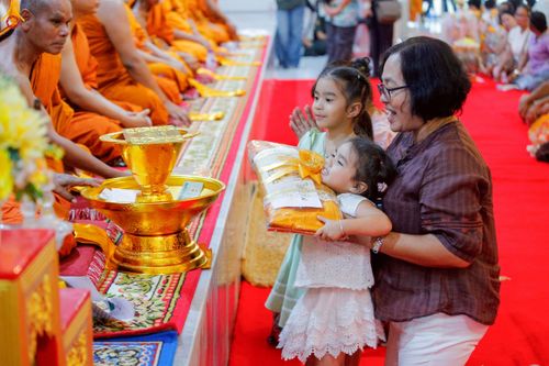 ภาพ No.260413:วันที่ 19 ตุลาคม พ.ศ. 2568 พิธีทอดกฐินสามัคคีทั่วไทย 30,000 วัด โดยคณะศิษยานุศิษย์ บูชาธรรม 81 ปี หลวงพ่อธัมมชโย ณ วัดเทพวนาราม ต.ศรีสุนทร อ.ถลาง จ.ภูเก็ต