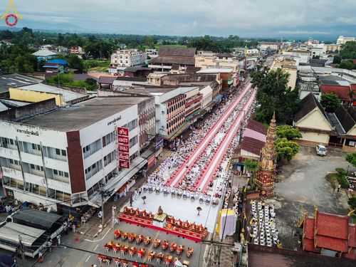 ภาพ No.146211:ตักบาตรพระ 1,384 รูป ทำบุญเมืองฝางครบรอบ 1,383 ปี ถวายเป็นพระราชกุศลแด่พระบาทสมเด็จพระเจ้าอยู่หัว เนื่องในโอกาสพระราชพิธีมหามงคล เฉลิมพระชนมพรรษา 6 รอบ 72 พรรษา วันเสาร์ที่ 27 กรกฎาคม พ.ศ.2567  ณ ถนนหน้าที่ว่าการอำเภอฝาง จ.เชียงใหม่