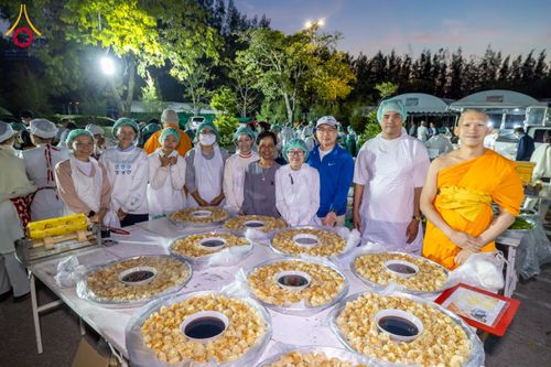 ภาพ No.193687:สาธุชนถวายภัตตาหารเป็นสังฆทาน แด่พระธรรมยาตรา ณ อนุสรณ์สถานมหาวิหารพระมงคลเทพมุนี (โลตัสแลนด์) อ.สองพี่น้อง จ.สุพรรณบุรี ในโครงการธรรมยาตรา กตัญญูบูชา มหาปูชนียาจารย์ พระมงคลเทพมุนี(สด จนฺทสโร) พระผู้ปราบมาร ปีที่ 13 วันที่ 12 มกราคม พ.ศ.2568