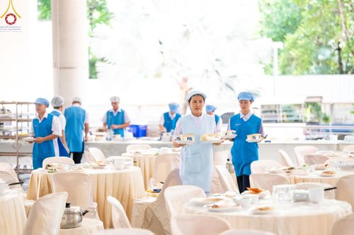 ภาพ No.143151:พิธีถวายภัตตาหารเพื่อเป็นกำลังแห่งการเข้าถึงธรรม ของพระภิกษุสามเณร วัดพระธรรมกาย วันเสาร์ที่ 6 กรกฏาคม พ.ศ. 2567 ณ หอฉันคุณยายอาจารย์ วัดพระธรรมกาย จ.ปทุมธานี