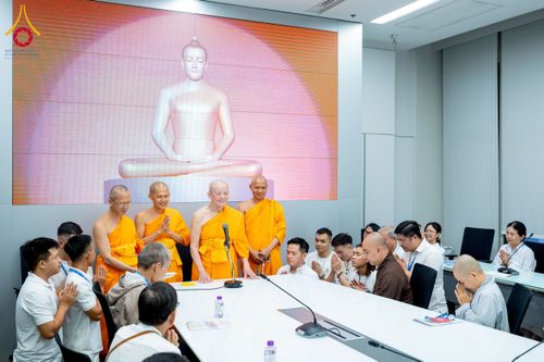 ภาพ No.222461:วันที่ 21 เมษายน พ.ศ. 2568 หลวงพ่อทัตตชีโวให้โอวาททีมงานอาสาสมัครเวียดนาม ณ อาคาร 100 ปี คุณยายมหารัตนอุบาสิกาจันทร์ ขนนกยูง วัดพระธรรมกาย